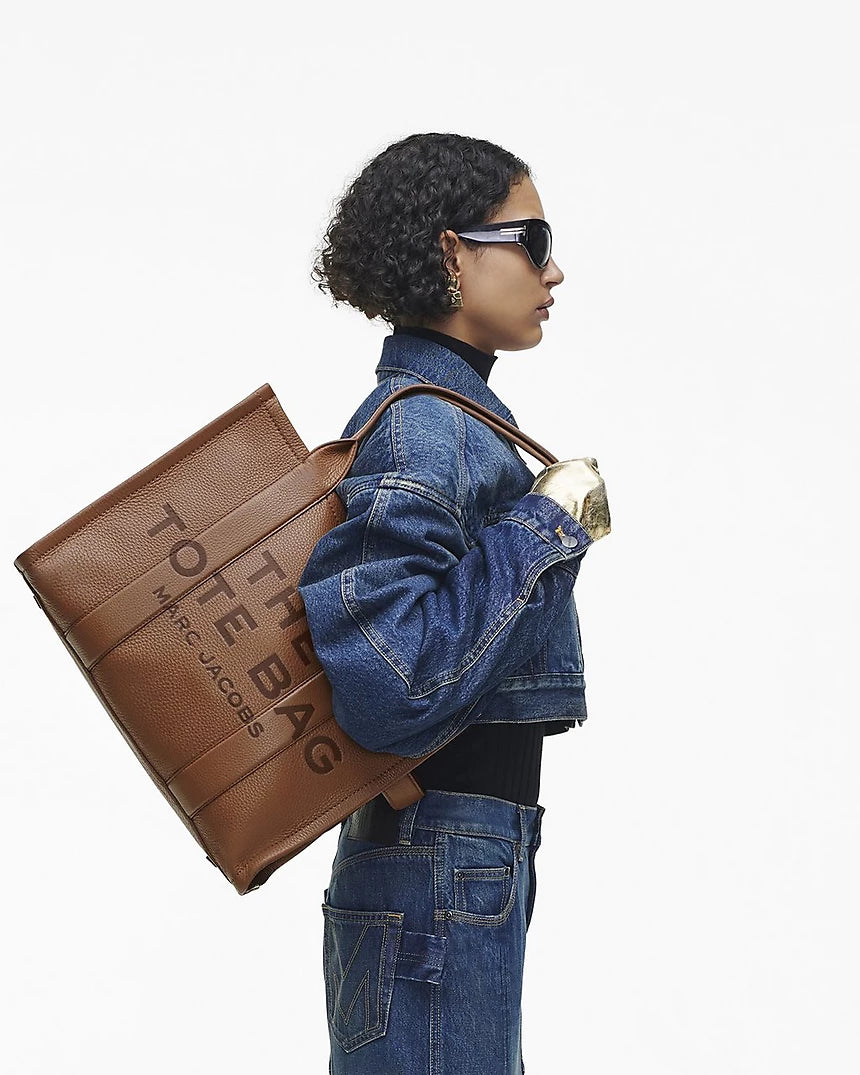 THE LEATHER
LARGE TOTE BAG